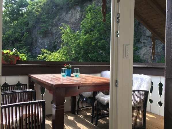 Outdoor dining - New modern apartment in the cultural monument Schweizerhaus in alpine style (Loschwitz)