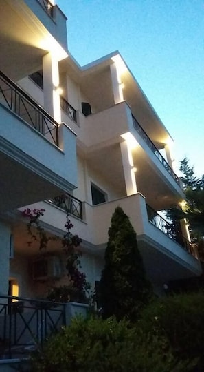 Fachada de la propiedad por la tarde o noche