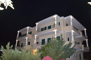 Front of property - evening/night - Katsenos Studios (Lefkada)