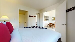 2 bedrooms, iron/ironing board, free WiFi, bed sheets