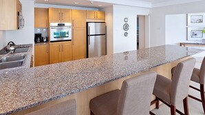 Cooktop, talheres/pratos/utensílios de cozinha