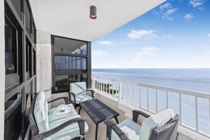 Apartment, Mehrere Betten (Beachfront condo with panoramic ocean) | Unterkunftsgelände