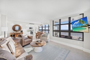 Apartment, Mehrere Betten (Beachfront condo with panoramic ocean) | Wohnbereich | Flachbildfernseher