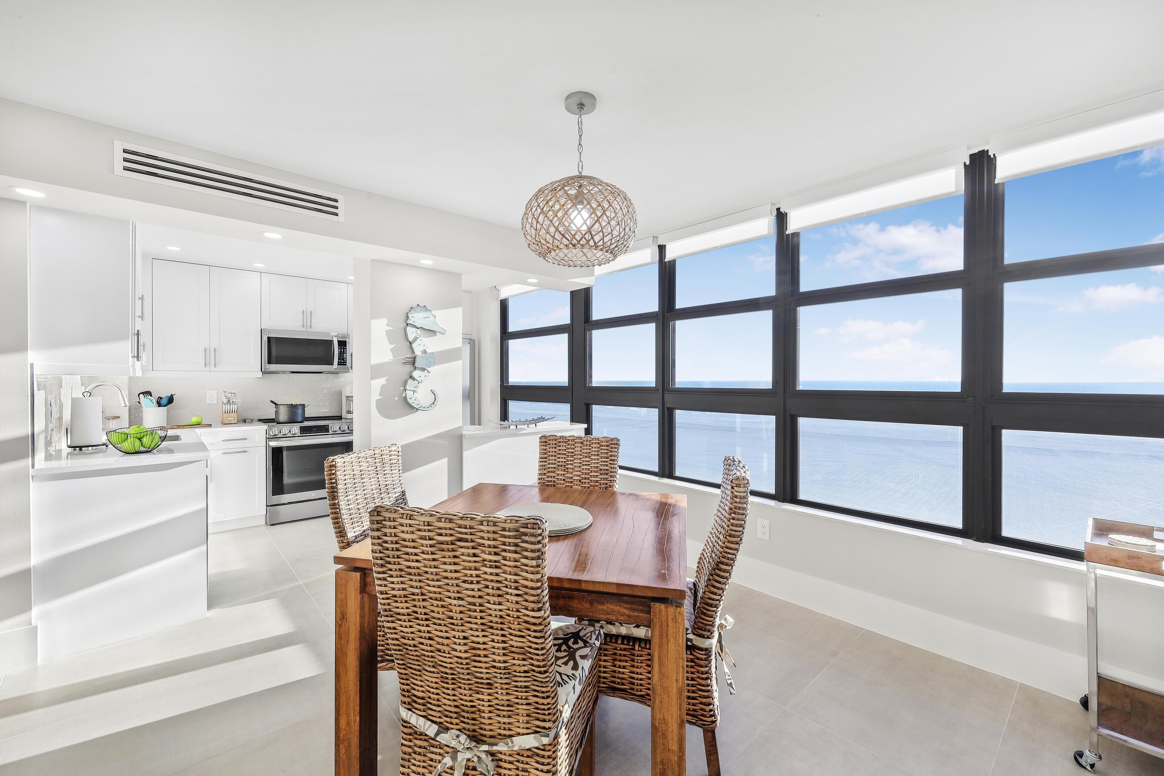 Appart'hôtel, plusieurs lits (Beachfront condo with panoramic ocean) | Restauration