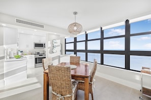 Appartement, Meerdere bedden (Beachfront condo with panoramic ocean) | Dineren