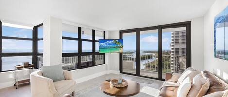 콘도, 침대(여러 개) (Beachfront condo with panoramic ocean) | 거실 공간 | 평면 TV