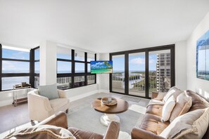 Appartement, Meerdere bedden (Beachfront condo with panoramic ocean) | Woonruimte | Flatscreentelevisie