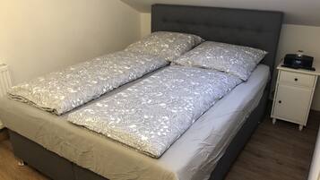 1 Schlafzimmer, Reisekinderbett, kostenloses WLAN, Bettwäsche