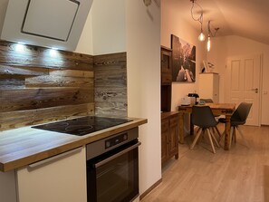 KĂŒhlschrank, Mikrowelle, Ofen, Herdplatte