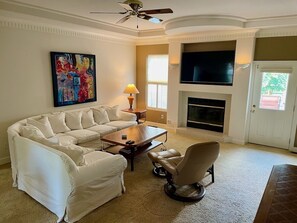 Smart TV, caminetto, stampante