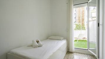 4 bedrooms, iron/ironing board, free WiFi, bed sheets