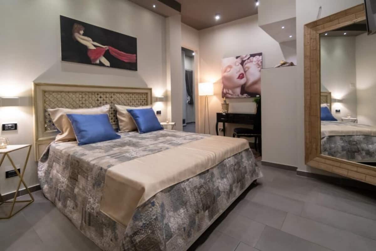 1 bedroom, Frette Italian sheets, premium bedding, down duvets