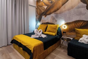 Une chambre d’hôtel avec un lit, une table de chevet et une fresque murale.