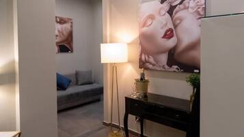 Comfort-Zimmer | Wohnbereich | 40-Zoll-Smart-TV mit Satellitenempfang, Drucker