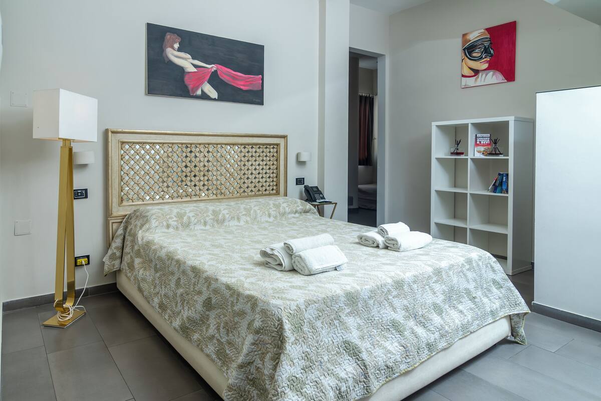 Comfort Room | Frette Italian sheets, premium bedding, down comforters