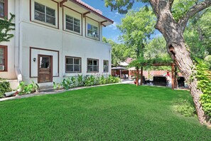 The Bluebonnet Room | Garden view - The Lancaster Manor B&B (Gainesville)