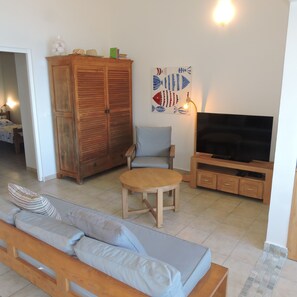 Smart TV, books - Beach apartment with 180° view of the Caribbean Sea and swimming pools (Saint-François)
