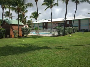 Property grounds - Beach apartment with 180° view of the Caribbean Sea and swimming pools (Saint-François)