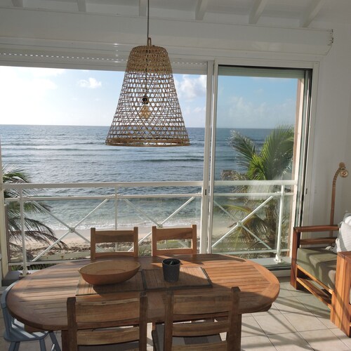 Beach apartment with 180° view of the Caribbean Sea and swimming pools