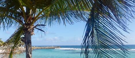 En la playa, camastros y toallas de playa