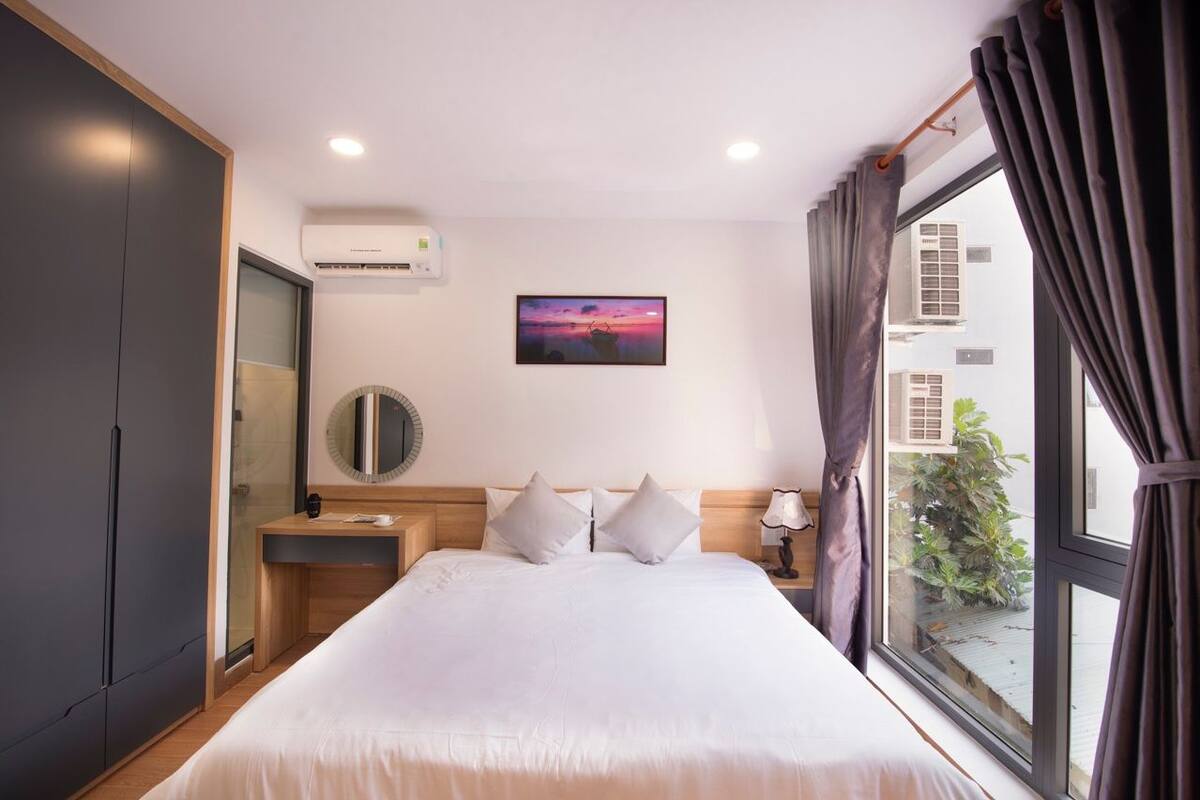 Deluxe Studio, 1 King Bed | Minibar, desk, blackout drapes, WiFi (free)