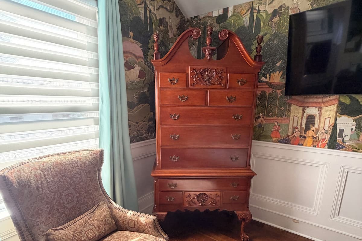 Quarto tradicional, 1 cama King, vista para o jardim | Ferros/tábuas de passar roupa, Wi-Fi de cortesia, roupa de cama
