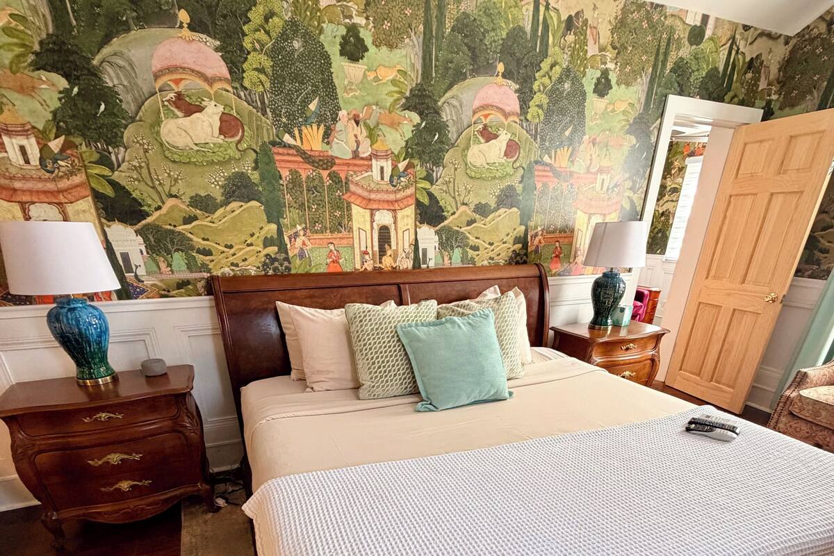Habitación tradicional, 1 cama King size, vista al jardín | Tabla de planchar con plancha, wifi gratis y ropa de cama 