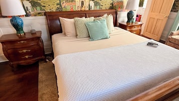 Habitación tradicional, 1 cama de matrimonio grande, vistas al jardín | Tabla de planchar con plancha, wifi gratis, ropa de cama