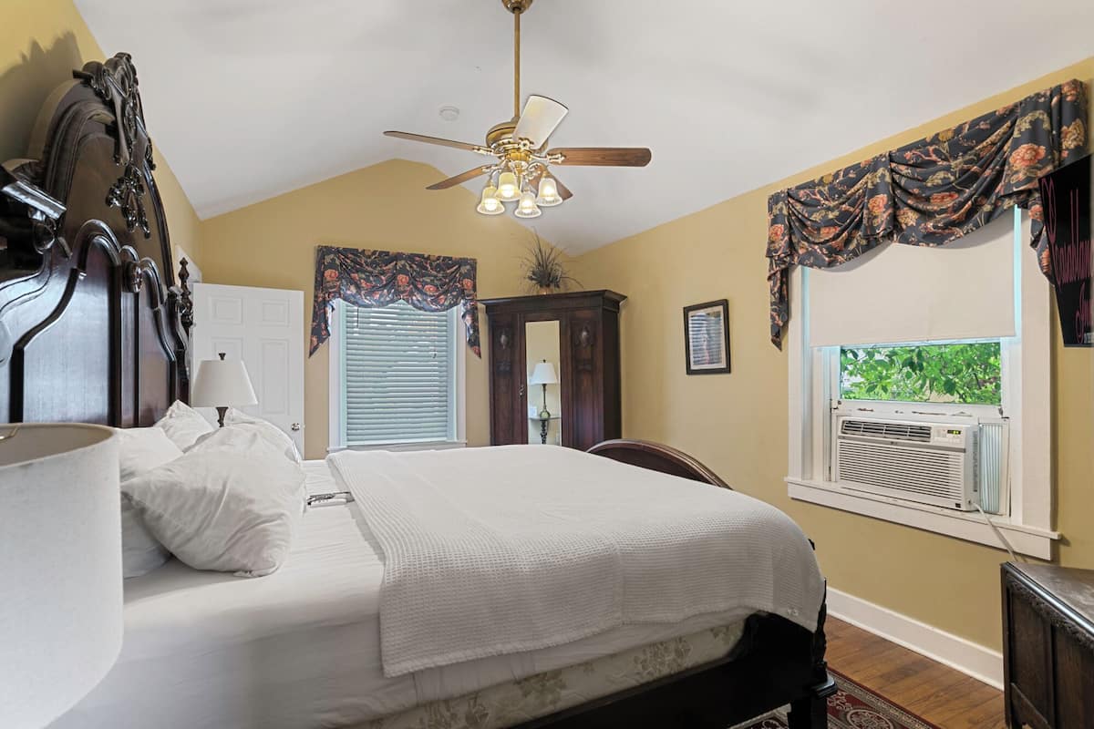 Traditional Room, 1 King Bed, Balcony, Garden View | 1 bedroom, iron/ironing board, free WiFi, bed sheets