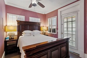 Tabla de planchar con plancha, wifi gratis y ropa de cama 