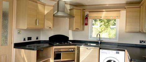 Frigorífico, microondas, horno y placa de cocina