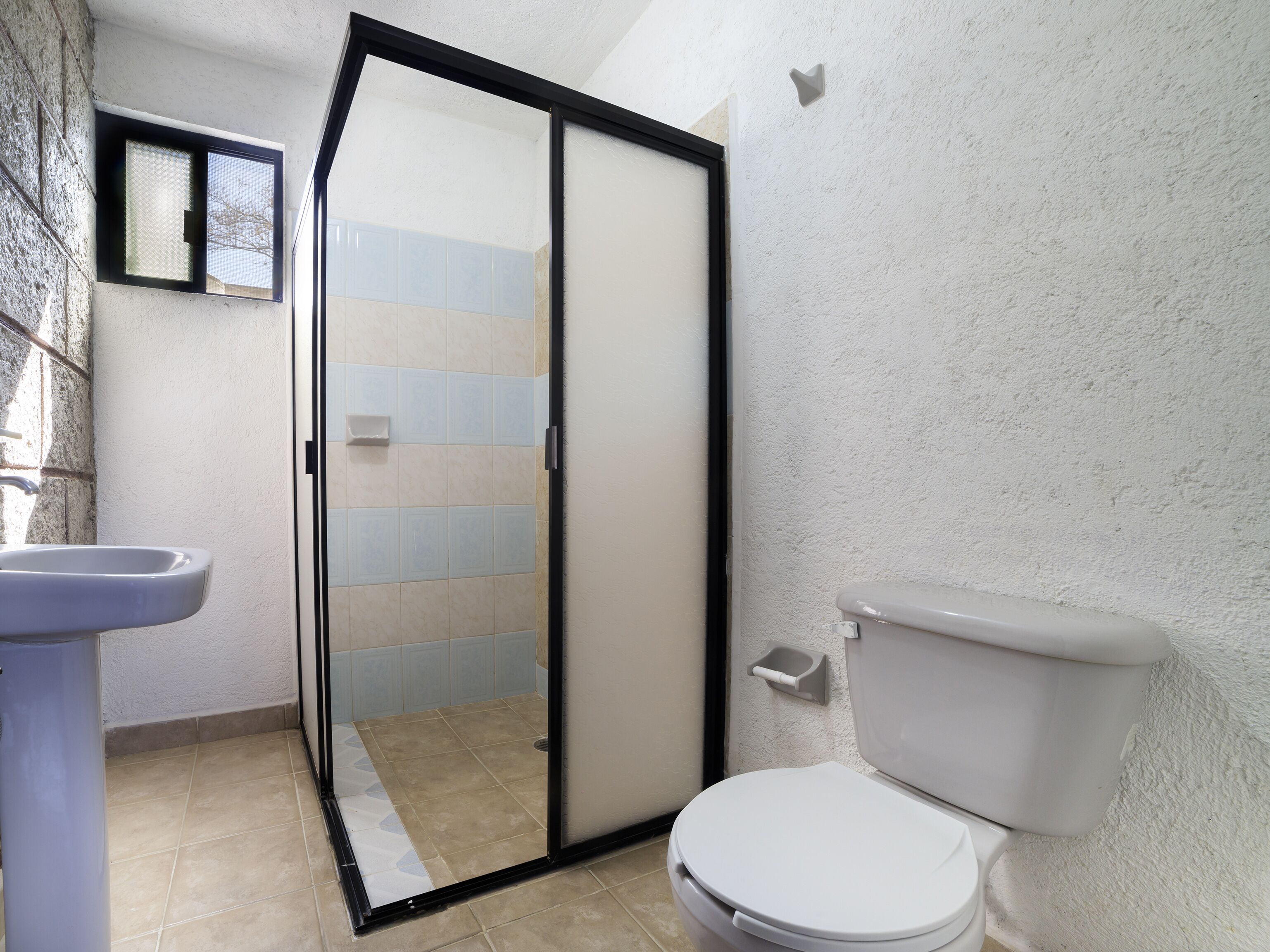 standard room, 1 queen bed | bathroom | towels, soap, shampoo, toilet paper