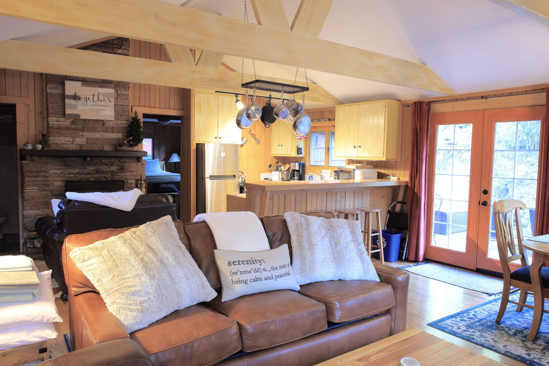 智能電視、壁爐、DVD 播放機、書籍