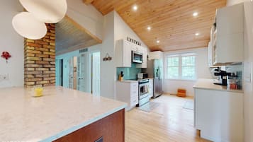 Frigorífico, microondas, horno y placa de cocina