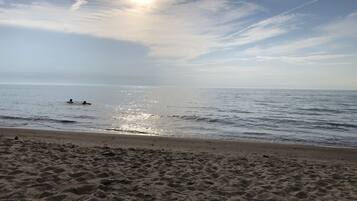 Ubicación cercana a la playa, tumbonas y toallas de playa