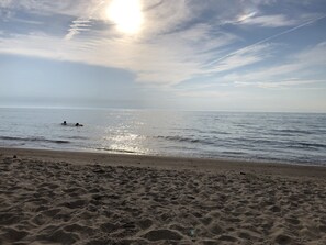 靠近海滩、沙滩椅、沙滩毛巾