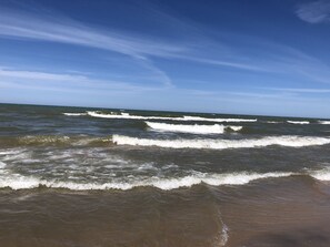 Ranta lähistöllä, aurinkotuoleja, rantapyyhkeitä