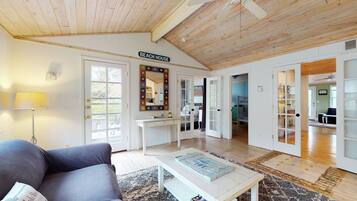 Una Smart TV, una chimenea, libros, un reproductor estéreo