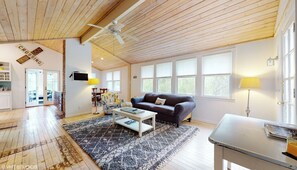 Een smart-tv, een open haard, boeken en een stereo