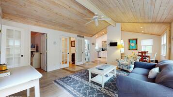 Una Smart TV, una chimenea, libros, un reproductor estéreo