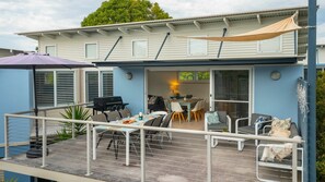 Outdoor dining - White Sands Deck House by Experience Jervis Bay (Huskisson)