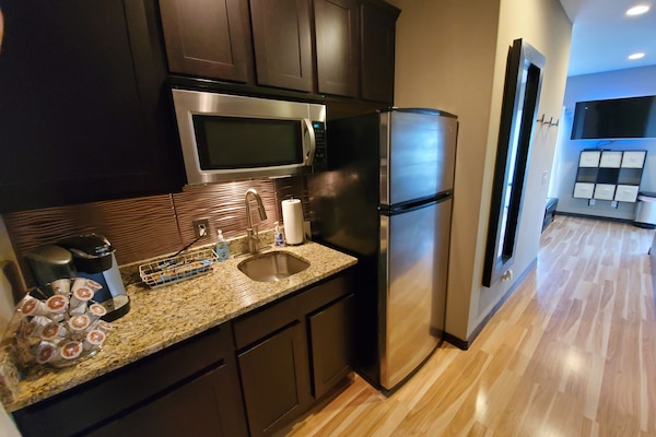 Kühlschrank, Mikrowelle, Ofen, Wasserkocher mit Kaffee-/Teezubehör