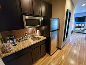 Réfrigérateur, micro-ondes, four, cafetière/bouilloire