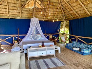 خزنة داخل الغرفة وبديكورات فريدة لكل غرفة وطراز فريد لكل وحدة ومكتب