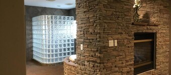 Luxueuse maison personnalisée nichée au pied des monts Sandia. VUES INCROYABLES !!