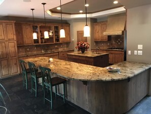 Fridge, microwave, oven, stovetop - Beautiful Custom Tuscan 3,000 Sq/ft Home W/Pool (Albuquerque)