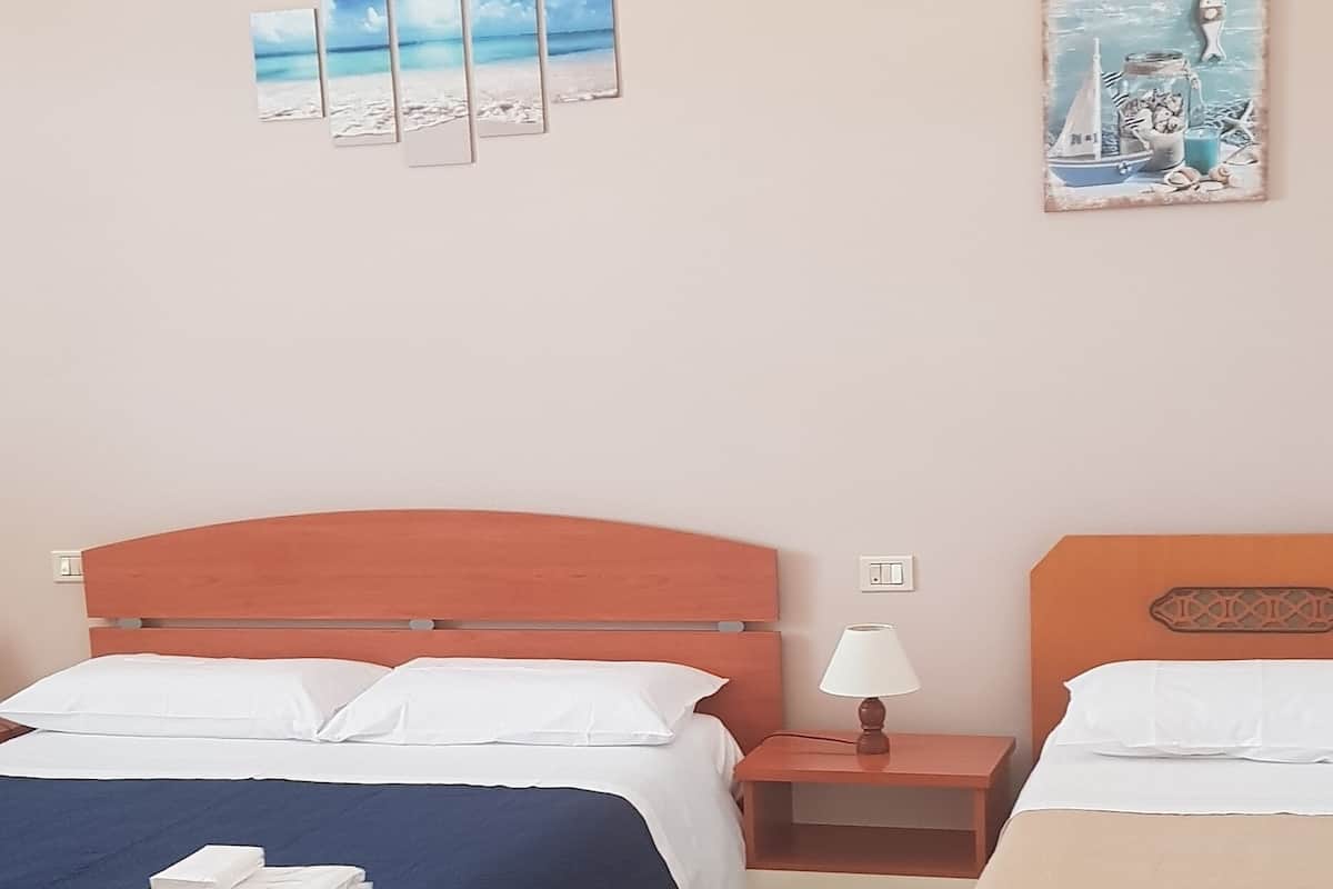 Habitación triple Deluxe, 1 cama Queen size, baño privado, vista a la ciudad (Balcony) | Ropa de cama de alta calidad y decoración personalizada