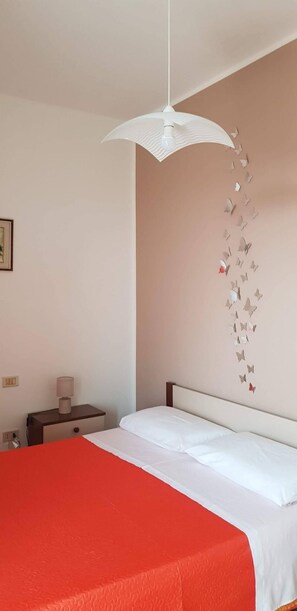Chambre classique double, salle de bains commune | Literie de qualité, décor unique, ameublement unique, literie fournie