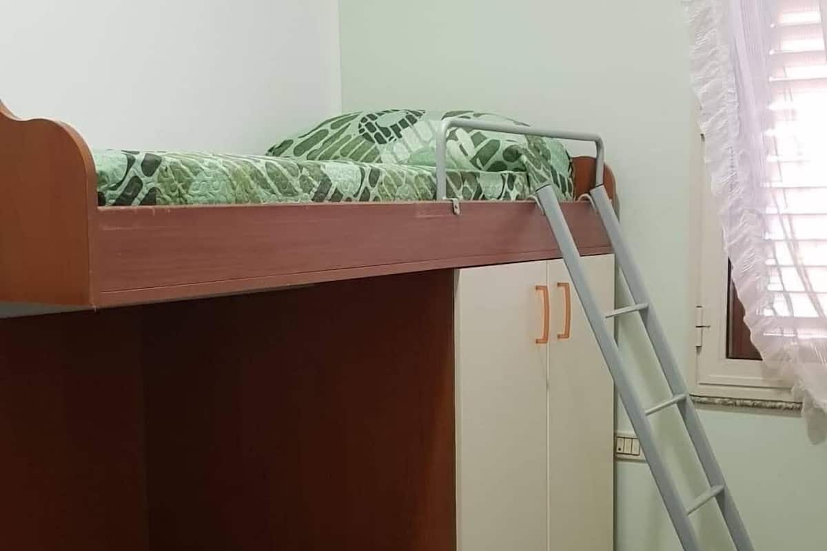 Habitación triple estándar, baño compartido | Ropa de cama de alta calidad y decoración personalizada