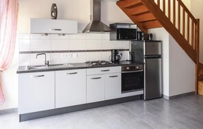 Frigorífico, placa de cocina, lavavajillas y cafetera o tetera